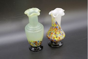 昭和レトロ　戦前　大正　可愛らしいデザインの古いマーブルガラス花瓶2個セット(フリル、色被せ、一輪挿し、花入、花器、硝子、吹きガラス)(R-076460)