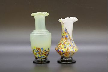 昭和レトロ　戦前　大正　可愛らしいデザインの古いマーブルガラス花瓶2個セット(フリル、色被せ、一輪挿し、花入、花器、硝子、吹きガラス)(R-076460)