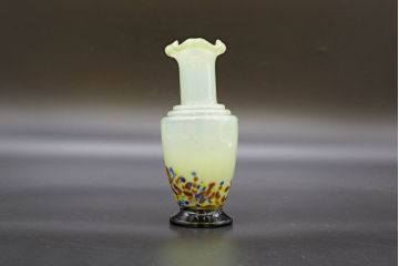 昭和レトロ　戦前　大正　可愛らしいデザインの古いマーブルガラス花瓶2個セット(フリル、色被せ、一輪挿し、花入、花器、硝子、吹きガラス)(R-076460)