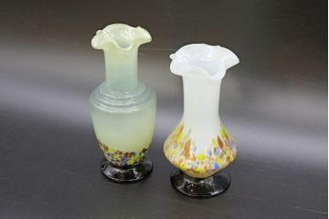 昭和レトロ　戦前　大正　可愛らしいデザインの古いマーブルガラス花瓶2個セット(フリル、色被せ、一輪挿し、花入、花器、硝子、吹きガラス)(R-076461)
