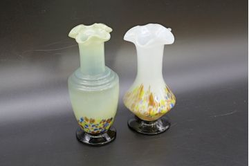 昭和レトロ　戦前　大正　可愛らしいデザインの古いマーブルガラス花瓶2個セット(フリル、色被せ、一輪挿し、花入、花器、硝子、吹きガラス)(R-076461)