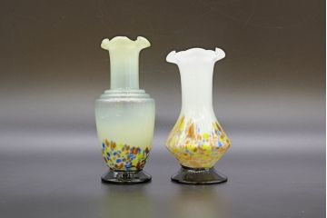 昭和レトロ　戦前　大正　可愛らしいデザインの古いマーブルガラス花瓶2個セット(フリル、色被せ、一輪挿し、花入、花器、硝子、吹きガラス)(R-076461)