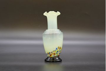 昭和レトロ　戦前　大正　可愛らしいデザインの古いマーブルガラス花瓶2個セット(フリル、色被せ、一輪挿し、花入、花器、硝子、吹きガラス)(R-076461)