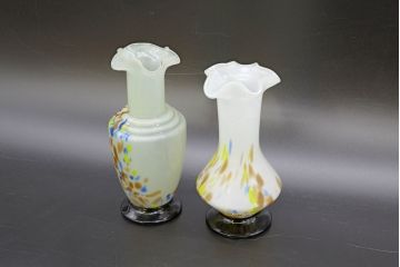 昭和レトロ　戦前　大正　可愛らしいデザインの古いマーブルガラス花瓶2個セット(フリル、色被せ、一輪挿し、花入、花器、硝子、吹きガラス)(R-076462)