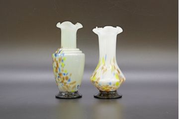 昭和レトロ　戦前　大正　可愛らしいデザインの古いマーブルガラス花瓶2個セット(フリル、色被せ、一輪挿し、花入、花器、硝子、吹きガラス)(R-076462)