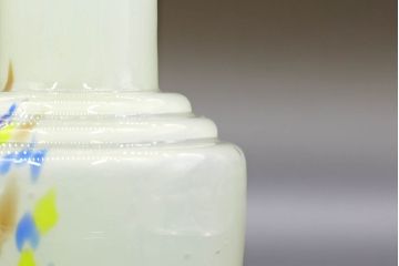 昭和レトロ　戦前　大正　可愛らしいデザインの古いマーブルガラス花瓶2個セット(フリル、色被せ、一輪挿し、花入、花器、硝子、吹きガラス)(R-076462)