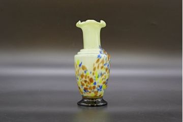 昭和レトロ　戦前　大正　可愛らしいデザインの古いマーブルガラス花瓶2個セット(フリル、色被せ、一輪挿し、花入、花器、硝子、吹きガラス)(R-076463)