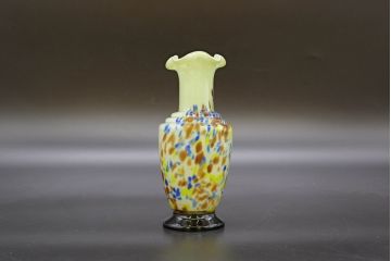 昭和レトロ　戦前　大正　可愛らしいデザインの古いマーブルガラス花瓶2個セット(フリル、色被せ、一輪挿し、花入、花器、硝子、吹きガラス)(R-076463)