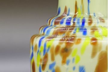 昭和レトロ　戦前　大正　可愛らしいデザインの古いマーブルガラス花瓶2個セット(フリル、色被せ、一輪挿し、花入、花器、硝子、吹きガラス)(R-076463)
