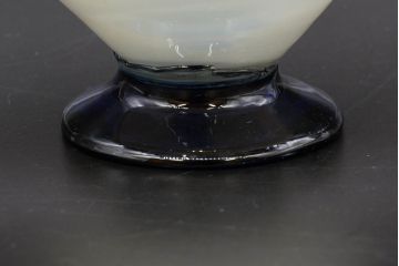 昭和レトロ　戦前　大正　可愛らしいデザインの古いマーブルガラス花瓶2個セット(フリル、色被せ、一輪挿し、花入、花器、硝子、吹きガラス)(R-076463)