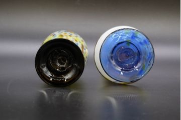 昭和レトロ　戦前　大正　可愛らしいデザインの古いマーブルガラス花瓶2個セット(フリル、色被せ、一輪挿し、花入、花器、硝子、吹きガラス)(R-076463)
