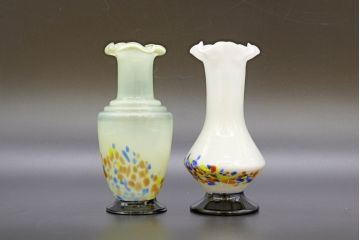 昭和レトロ　戦前　大正　可愛らしいデザインの古いマーブルガラス花瓶2個セット(フリル、色被せ、一輪挿し、花入、花器、硝子、吹きガラス)(R-076464)