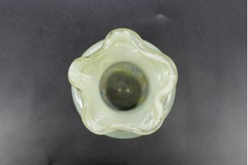 昭和レトロ　戦前　大正　可愛らしいデザインの古いマーブルガラス花瓶2個セット(フリル、色被せ、一輪挿し、花入、花器、硝子、吹きガラス)(R-076464)