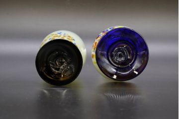 昭和レトロ　戦前　大正　可愛らしいデザインの古いマーブルガラス花瓶2個セット(フリル、色被せ、一輪挿し、花入、花器、硝子、吹きガラス)(R-076465)