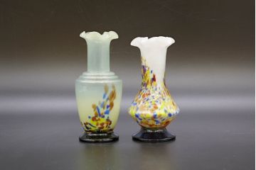 昭和レトロ　戦前　大正　可愛らしいデザインの古いマーブルガラス花瓶2個セット(フリル、色被せ、一輪挿し、花入、花器、硝子、吹きガラス)(R-076467)