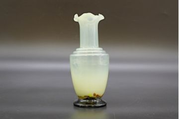 昭和レトロ　戦前　大正　可愛らしいデザインの古いマーブルガラス花瓶2個セット(フリル、色被せ、一輪挿し、花入、花器、硝子、吹きガラス)(R-076467)