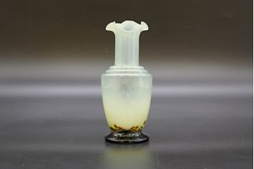 昭和レトロ　戦前　大正　可愛らしいデザインの古いマーブルガラス花瓶2個セット(フリル、色被せ、一輪挿し、花入、花器、硝子、吹きガラス)(R-076467)