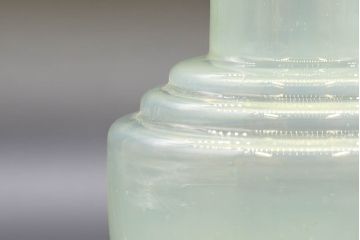 昭和レトロ　戦前　大正　可愛らしいデザインの古いマーブルガラス花瓶2個セット(フリル、色被せ、一輪挿し、花入、花器、硝子、吹きガラス)(R-076467)