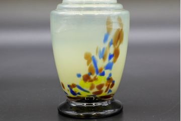 昭和レトロ　戦前　大正　可愛らしいデザインの古いマーブルガラス花瓶2個セット(フリル、色被せ、一輪挿し、花入、花器、硝子、吹きガラス)(R-076467)