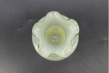 昭和レトロ　戦前　大正　可愛らしいデザインの古いマーブルガラス花瓶2個セット(フリル、色被せ、一輪挿し、花入、花器、硝子、吹きガラス)(R-076467)