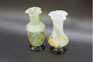 昭和レトロ　戦前　大正　可愛らしいデザインの古いマーブルガラス花瓶2個セット(フリル、色被せ、一輪挿し、花入、花器、硝子、吹きガラス)(R-076468)