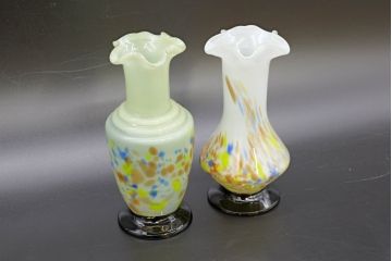 昭和レトロ　戦前　大正　可愛らしいデザインの古いマーブルガラス花瓶2個セット(フリル、色被せ、一輪挿し、花入、花器、硝子、吹きガラス)(R-076468)