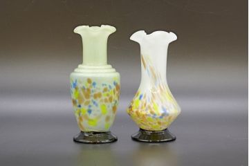 昭和レトロ　戦前　大正　可愛らしいデザインの古いマーブルガラス花瓶2個セット(フリル、色被せ、一輪挿し、花入、花器、硝子、吹きガラス)(R-076468)