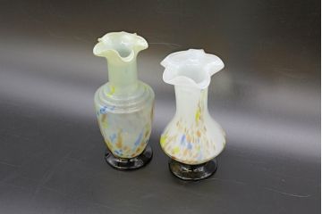 昭和レトロ　戦前　大正　可愛らしいデザインの古いマーブルガラス花瓶2個セット(フリル、色被せ、一輪挿し、花入、花器、硝子、吹きガラス)(R-076469)