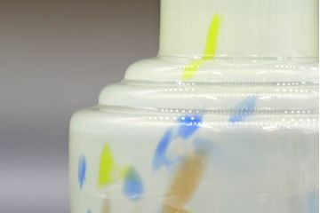昭和レトロ　戦前　大正　可愛らしいデザインの古いマーブルガラス花瓶2個セット(フリル、色被せ、一輪挿し、花入、花器、硝子、吹きガラス)(R-076469)