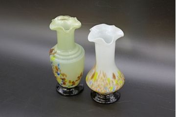 昭和レトロ　戦前　大正　可愛らしいデザインの古いマーブルガラス花瓶2個セット(フリル、色被せ、一輪挿し、花入、花器、硝子、吹きガラス)(R-076470)