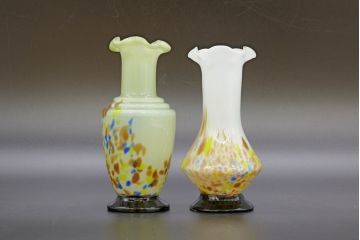 昭和レトロ　戦前　大正　可愛らしいデザインの古いマーブルガラス花瓶2個セット(フリル、色被せ、一輪挿し、花入、花器、硝子、吹きガラス)(R-076470)