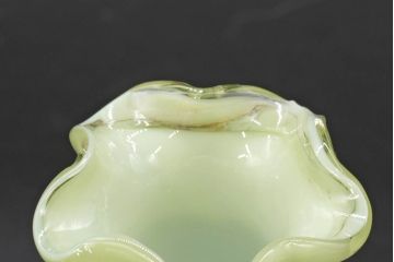 昭和レトロ　戦前　大正　可愛らしいデザインの古いマーブルガラス花瓶2個セット(フリル、色被せ、一輪挿し、花入、花器、硝子、吹きガラス)(R-076470)