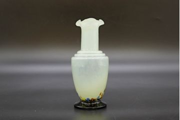 昭和レトロ　戦前　大正　可愛らしいデザインの古いマーブルガラス花瓶2個セット(フリル、色被せ、一輪挿し、花入、花器、硝子、吹きガラス)(R-076471)