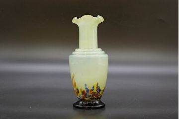 昭和レトロ　戦前　大正　可愛らしいデザインの古いマーブルガラス花瓶2個セット(フリル、色被せ、一輪挿し、花入、花器、硝子、吹きガラス)(R-076473)
