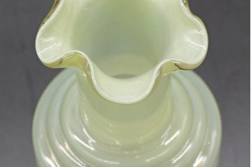 昭和レトロ　戦前　大正　可愛らしいデザインの古いマーブルガラス花瓶2個セット(フリル、色被せ、一輪挿し、花入、花器、硝子、吹きガラス)(R-076473)