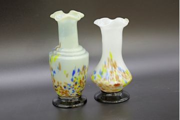 昭和レトロ　戦前　大正　可愛らしいデザインの古いマーブルガラス花瓶2個セット(フリル、色被せ、一輪挿し、花入、花器、硝子、吹きガラス)(R-076474)