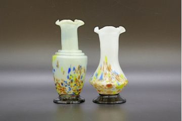 昭和レトロ　戦前　大正　可愛らしいデザインの古いマーブルガラス花瓶2個セット(フリル、色被せ、一輪挿し、花入、花器、硝子、吹きガラス)(R-076474)