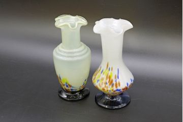 昭和レトロ　戦前　大正　可愛らしいデザインの古いマーブルガラス花瓶2個セット(フリル、色被せ、一輪挿し、花入、花器、硝子、吹きガラス)(R-076475)