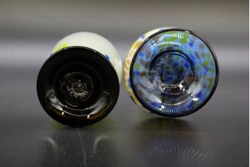 昭和レトロ　戦前　大正　可愛らしいデザインの古いマーブルガラス花瓶2個セット(フリル、色被せ、一輪挿し、花入、花器、硝子、吹きガラス)(R-076475)