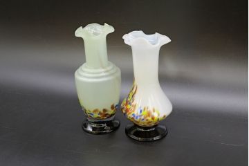 昭和レトロ　戦前　大正　可愛らしいデザインの古いマーブルガラス花瓶2個セット(フリル、色被せ、一輪挿し、花入、花器、硝子、吹きガラス)(R-076476)