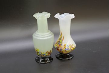 昭和レトロ　戦前　大正　可愛らしいデザインの古いマーブルガラス花瓶2個セット(フリル、色被せ、一輪挿し、花入、花器、硝子、吹きガラス)(R-076476)