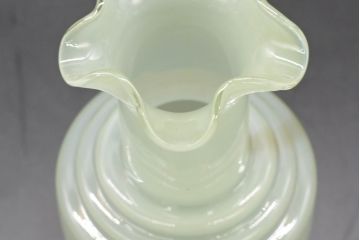 昭和レトロ　戦前　大正　可愛らしいデザインの古いマーブルガラス花瓶2個セット(フリル、色被せ、一輪挿し、花入、花器、硝子、吹きガラス)(R-076476)