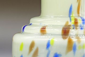昭和レトロ　戦前　大正　可愛らしいデザインの古いマーブルガラス花瓶2個セット(フリル、色被せ、一輪挿し、花入、花器、硝子、吹きガラス)(R-076477)