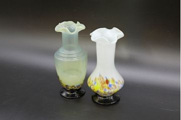 昭和レトロ　戦前　大正　可愛らしいデザインの古いマーブルガラス花瓶2個セット(フリル、色被せ、一輪挿し、花入、花器、硝子、吹きガラス)(R-076478)