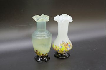 昭和レトロ　戦前　大正　可愛らしいデザインの古いマーブルガラス花瓶2個セット(フリル、色被せ、一輪挿し、花入、花器、硝子、吹きガラス)(R-076478)