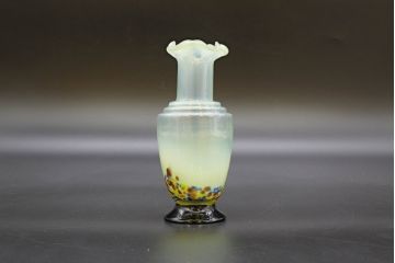 昭和レトロ　戦前　大正　可愛らしいデザインの古いマーブルガラス花瓶2個セット(フリル、色被せ、一輪挿し、花入、花器、硝子、吹きガラス)(R-076478)