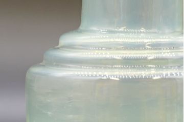 昭和レトロ　戦前　大正　可愛らしいデザインの古いマーブルガラス花瓶2個セット(フリル、色被せ、一輪挿し、花入、花器、硝子、吹きガラス)(R-076478)