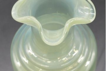 昭和レトロ　戦前　大正　可愛らしいデザインの古いマーブルガラス花瓶2個セット(フリル、色被せ、一輪挿し、花入、花器、硝子、吹きガラス)(R-076478)