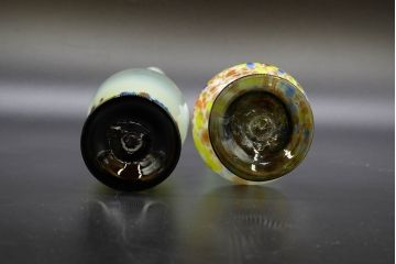 昭和レトロ　戦前　大正　可愛らしいデザインの古いマーブルガラス花瓶2個セット(フリル、色被せ、一輪挿し、花入、花器、硝子、吹きガラス)(R-076478)