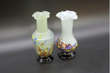 昭和レトロ　戦前　大正　可愛らしいデザインの古いマーブルガラス花瓶2個セット(フリル、色被せ、一輪挿し、花入、花器、硝子、吹きガラス)(R-076479)